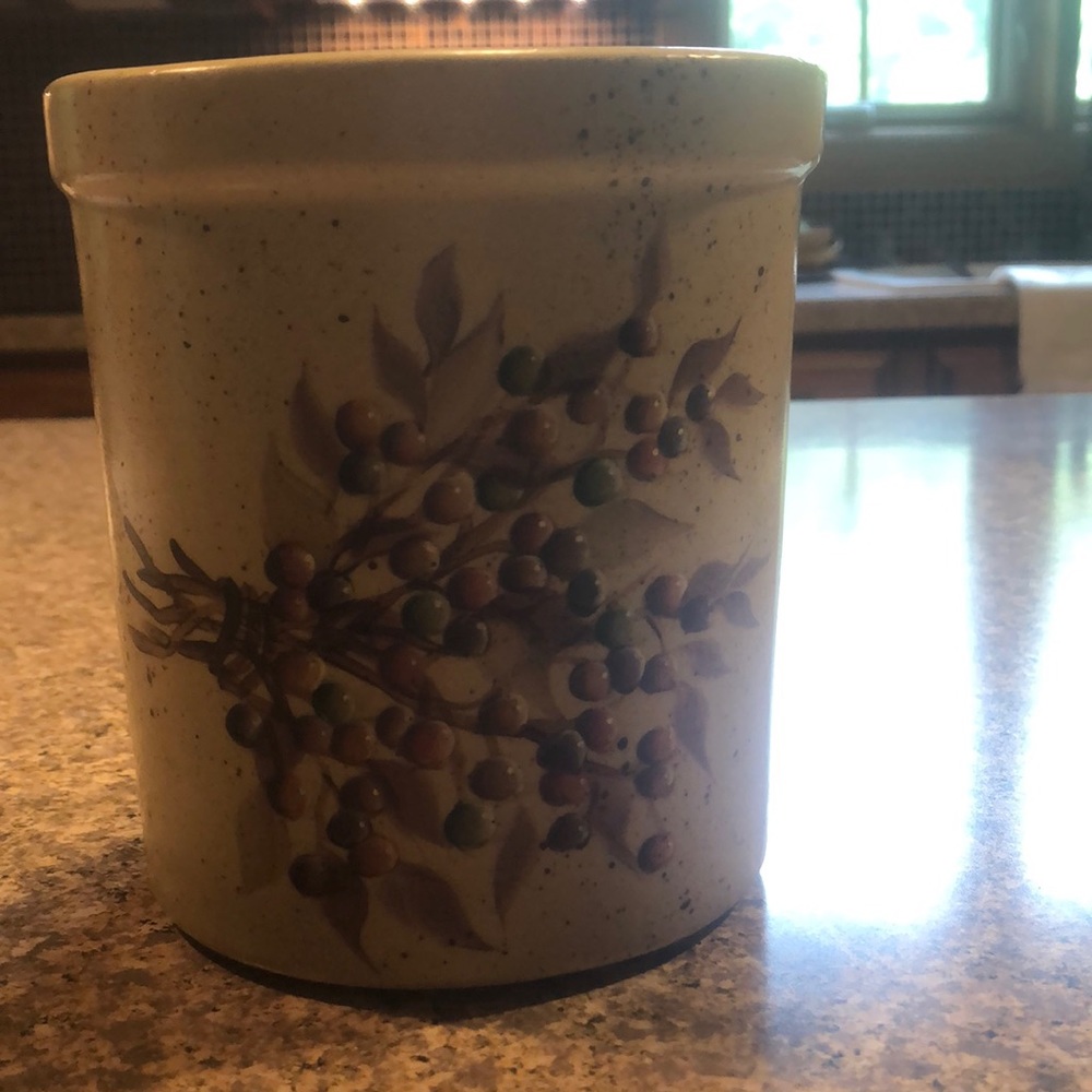 1 qt. Pottery High Jar